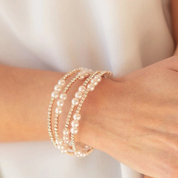 Paparazzi Jewelry Accessories - Hollywood Hospitality - Gold Bracelet - Vintage - Picture 3 of 4